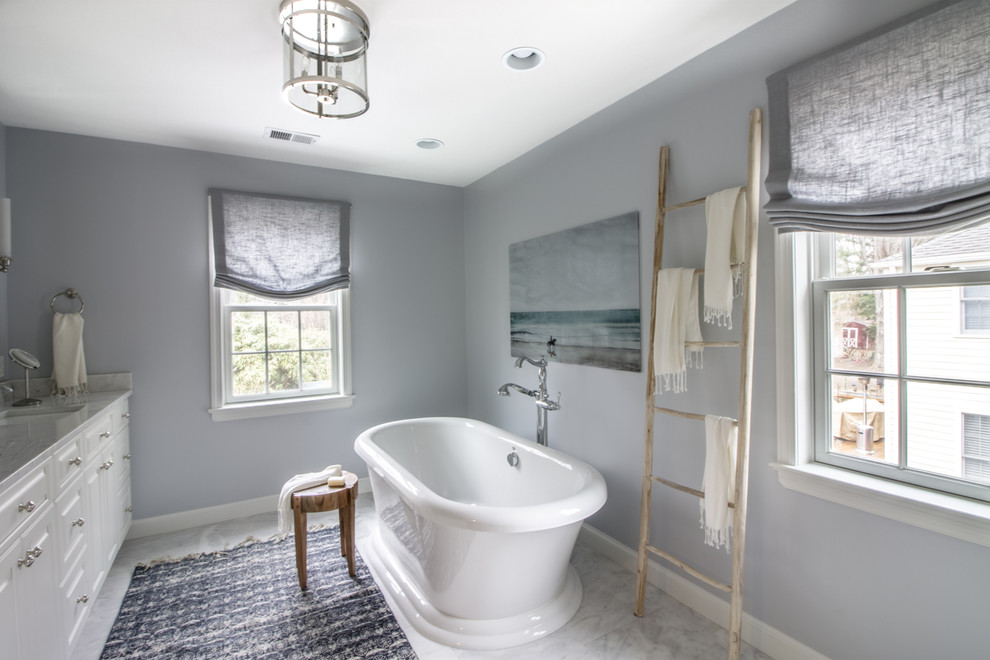 Inspiration för stora klassiska en-suite badrum, med luckor med upphöjd panel, vita skåp, ett fristående badkar, grå väggar, marmorgolv, ett undermonterad handfat, marmorbänkskiva och grått golv