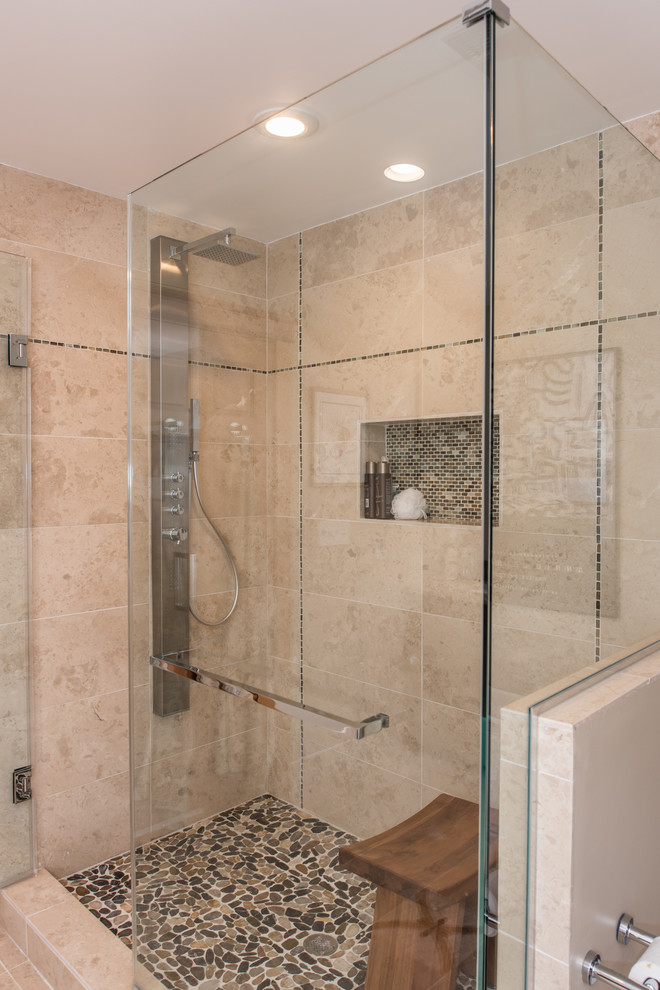 Idée de décoration pour une grande salle de bain principale craftsman avec une baignoire encastrée, une douche d'angle, WC à poser, un carrelage beige, du carrelage en marbre, un mur beige, un sol en marbre, un sol beige et une cabine de douche à porte battante.