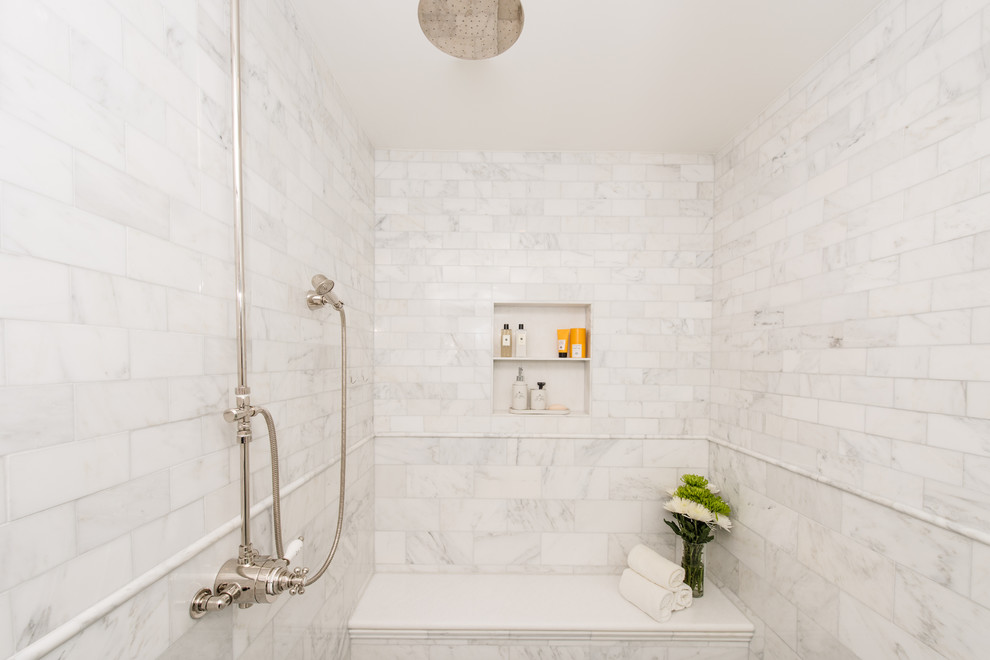 Bild på ett stort vintage en-suite badrum, med luckor med infälld panel, vita skåp, ett badkar med tassar, en dusch i en alkov, grå kakel, stenkakel, blå väggar, marmorgolv, granitbänkskiva och ett undermonterad handfat