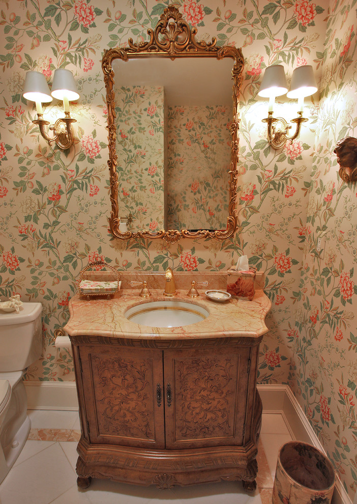 Inspiration för mellanstora klassiska badrum, med ett undermonterad handfat, möbel-liknande, skåp i mellenmörkt trä, granitbänkskiva, en toalettstol med separat cisternkåpa, vit kakel, stenhäll och marmorgolv