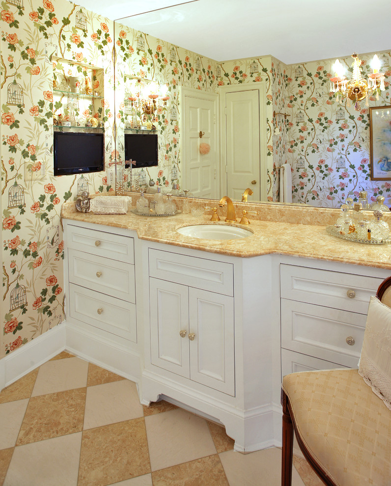 Exempel på ett mellanstort klassiskt en-suite badrum, med ett undermonterad handfat, luckor med infälld panel, vita skåp, granitbänkskiva, en jacuzzi, en bidé, vit kakel, stenhäll, vita väggar och marmorgolv