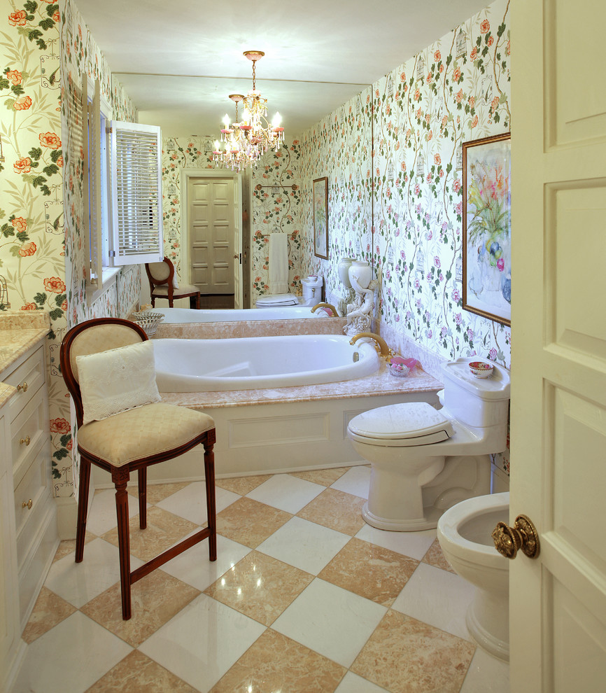 Foto di una stanza da bagno padronale vittoriana di medie dimensioni con lavabo sottopiano, ante con riquadro incassato, ante bianche, top in granito, bidè, piastrelle bianche, lastra di pietra, pareti bianche, pavimento in marmo e vasca da incasso