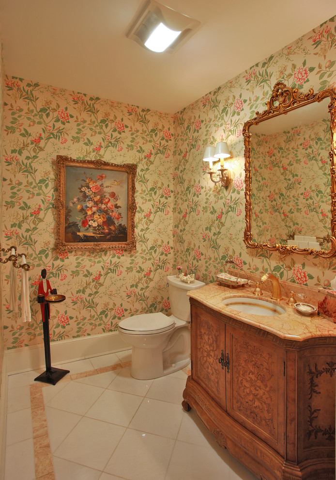 Bild på ett mellanstort vintage badrum, med ett undermonterad handfat, möbel-liknande, skåp i mellenmörkt trä, granitbänkskiva, en toalettstol med separat cisternkåpa, vit kakel, stenhäll och marmorgolv