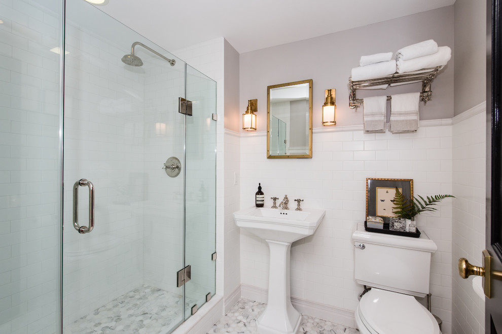Immagine di una piccola stanza da bagno con doccia classica con nessun'anta, doccia ad angolo, WC a due pezzi, piastrelle bianche, piastrelle in pietra, pareti bianche, pavimento in marmo e lavabo a colonna