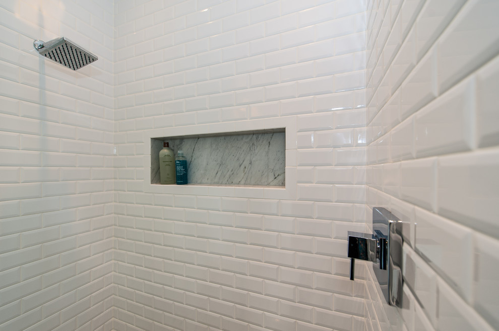 Immagine di una stanza da bagno con doccia contemporanea di medie dimensioni con lavabo sottopiano, ante con riquadro incassato, ante grigie, top in granito, doccia alcova, WC monopezzo, piastrelle beige, piastrelle in ceramica, pareti grigie e parquet scuro