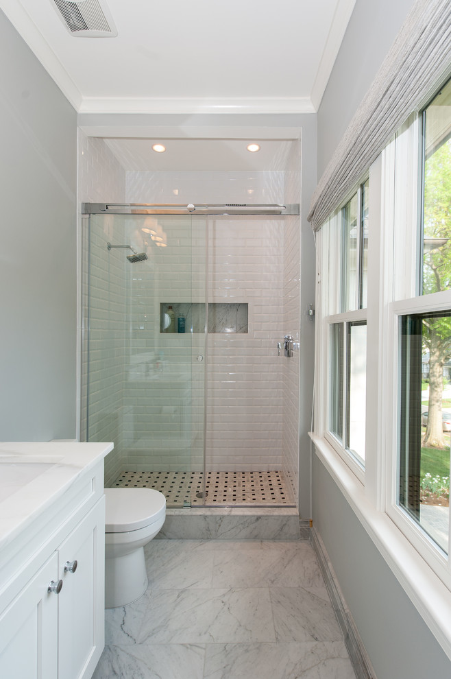 Idéer för att renovera ett mellanstort funkis badrum med dusch, med ett undermonterad handfat, luckor med infälld panel, grå skåp, granitbänkskiva, en dusch i en alkov, en toalettstol med hel cisternkåpa, beige kakel, keramikplattor, grå väggar och mörkt trägolv