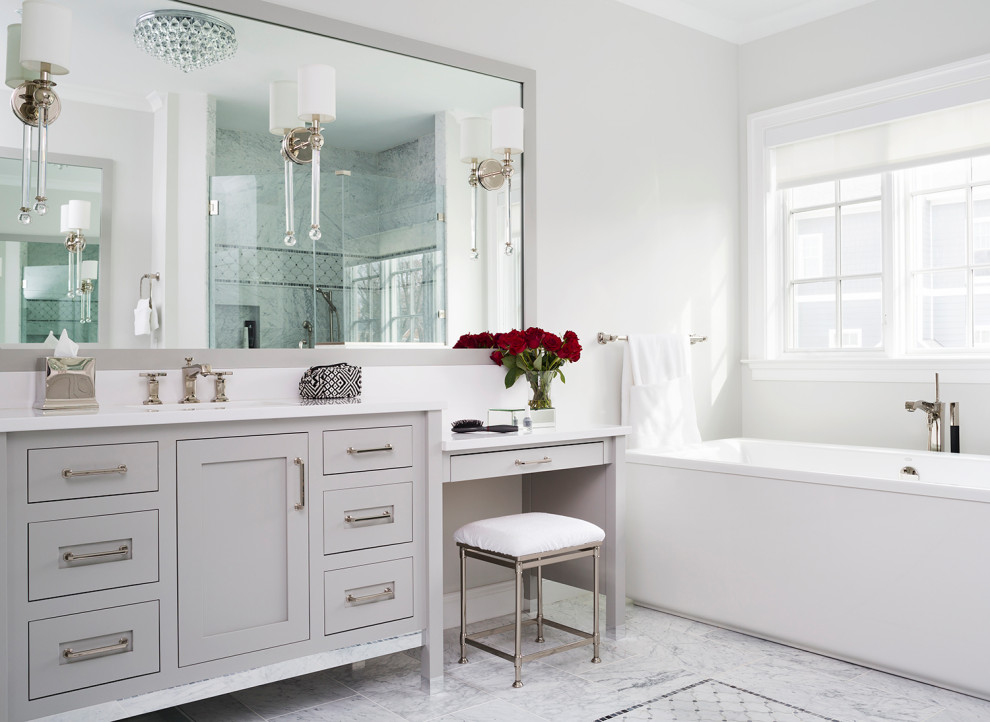 Klassisk inredning av ett stort vit vitt en-suite badrum, med luckor med infälld panel, grå skåp, ett fristående badkar, grå väggar, marmorgolv, ett undermonterad handfat, bänkskiva i kvarts och grått golv
