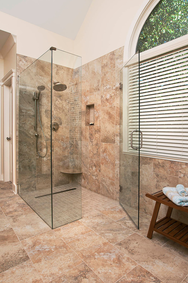 Diseño de cuarto de baño principal, tradicional renovado, de tamaño medio, con ducha a ras de suelo, baldosas y/o azulejos marrones, baldosas y/o azulejos de porcelana, suelo de baldosas de porcelana, suelo marrón y ducha con puerta con bisagras