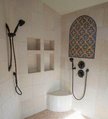Esempio di una stanza da bagno classica con doccia aperta, piastrelle beige, piastrelle in pietra e pavimento in travertino