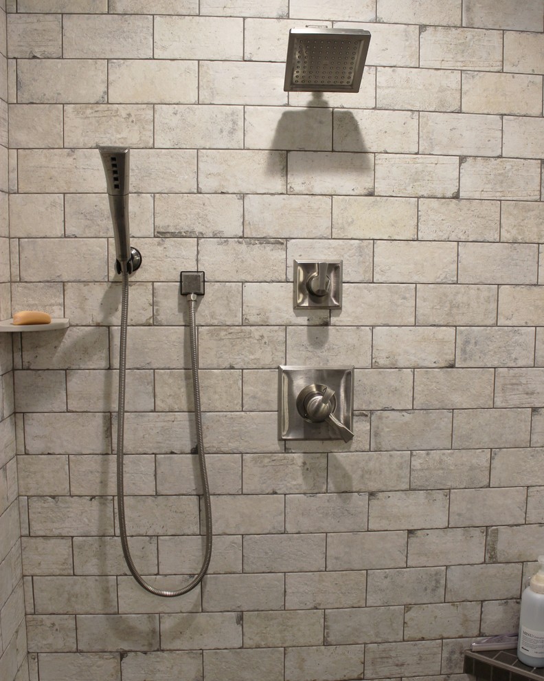 Источник вдохновения для домашнего уюта: большая главная ванная комната в стиле неоклассика (современная классика) с белыми фасадами, отдельно стоящей ванной, угловым душем, бежевой плиткой, керамогранитной плиткой, серыми стенами, полом из керамогранита, врезной раковиной, столешницей из искусственного кварца, серым полом, душем с распашными дверями и бежевой столешницей