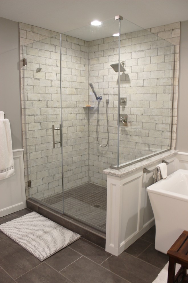 Idéer för stora vintage beige en-suite badrum, med vita skåp, ett fristående badkar, en hörndusch, beige kakel, porslinskakel, grå väggar, klinkergolv i porslin, ett undermonterad handfat, bänkskiva i kvarts, grått golv och dusch med gångjärnsdörr