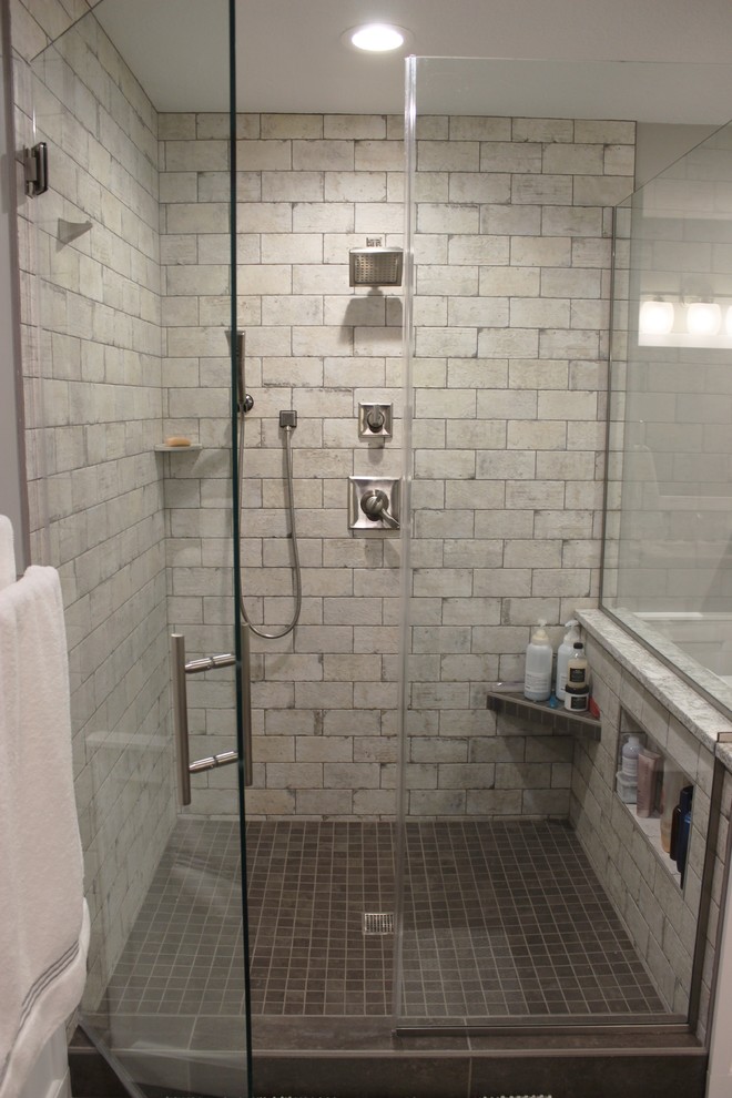 Idéer för ett stort klassiskt beige en-suite badrum, med vita skåp, ett fristående badkar, en hörndusch, beige kakel, porslinskakel, grå väggar, klinkergolv i porslin, ett undermonterad handfat, bänkskiva i kvarts, grått golv och dusch med gångjärnsdörr