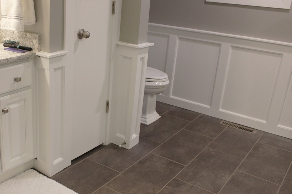 Источник вдохновения для домашнего уюта: большая главная ванная комната в стиле неоклассика (современная классика) с белыми фасадами, отдельно стоящей ванной, угловым душем, бежевой плиткой, керамогранитной плиткой, серыми стенами, полом из керамогранита, врезной раковиной, столешницей из искусственного кварца, серым полом, душем с распашными дверями и бежевой столешницей
