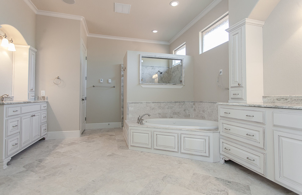 Cette image montre une grande salle de bain principale traditionnelle avec un placard avec porte à panneau encastré, des portes de placard blanches, une baignoire posée, une douche d'angle, WC à poser, un carrelage gris, des carreaux de céramique, un mur blanc, un sol en carrelage de céramique, un lavabo encastré et un plan de toilette en granite.