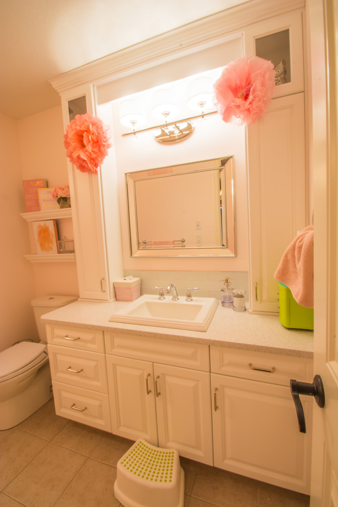 Imagen de cuarto de baño infantil vintage de tamaño medio con armarios estilo shaker, puertas de armario blancas, combinación de ducha y bañera, sanitario de una pieza, lavabo de seno grande y ducha con cortina