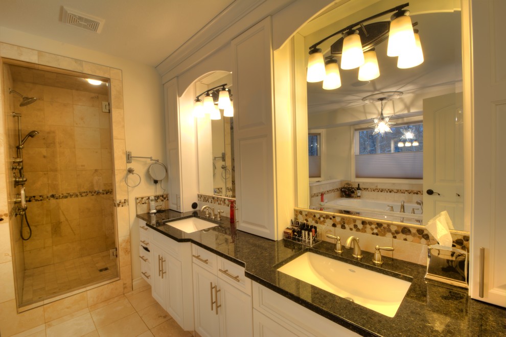 Foto di una stanza da bagno padronale minimalista di medie dimensioni con ante in stile shaker, ante bianche, vasca da incasso, doccia ad angolo, WC monopezzo, lavabo rettangolare e porta doccia a battente