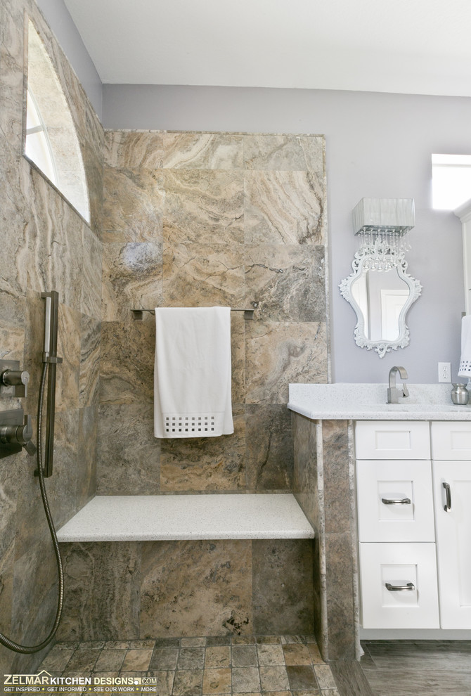 Exemple d'une salle de bain principale tendance de taille moyenne avec un placard à porte shaker, des portes de placard blanches, un plan de toilette en quartz modifié, une douche ouverte, un carrelage gris, des carreaux de porcelaine et un sol en carrelage de porcelaine.