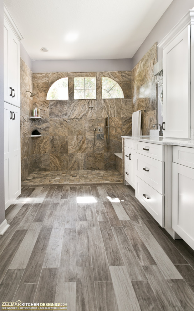 Bild på ett mellanstort funkis en-suite badrum, med skåp i shakerstil, vita skåp, bänkskiva i kvarts, en öppen dusch, grå kakel, porslinskakel och klinkergolv i porslin