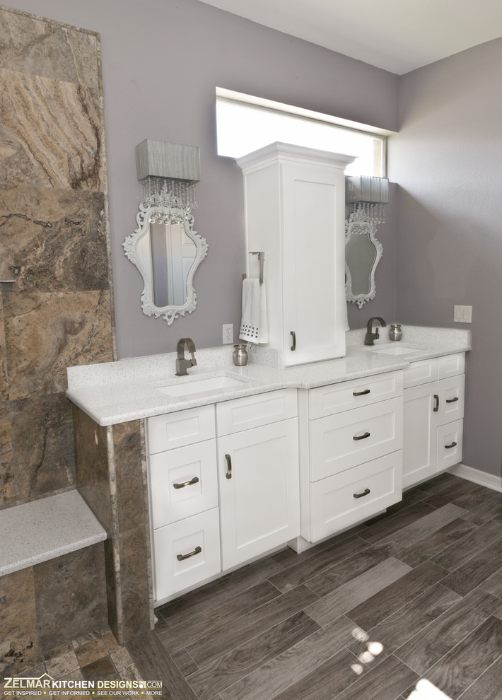 Modern inredning av ett mellanstort en-suite badrum, med skåp i shakerstil, vita skåp, bänkskiva i kvarts, en öppen dusch, grå kakel, porslinskakel och klinkergolv i porslin