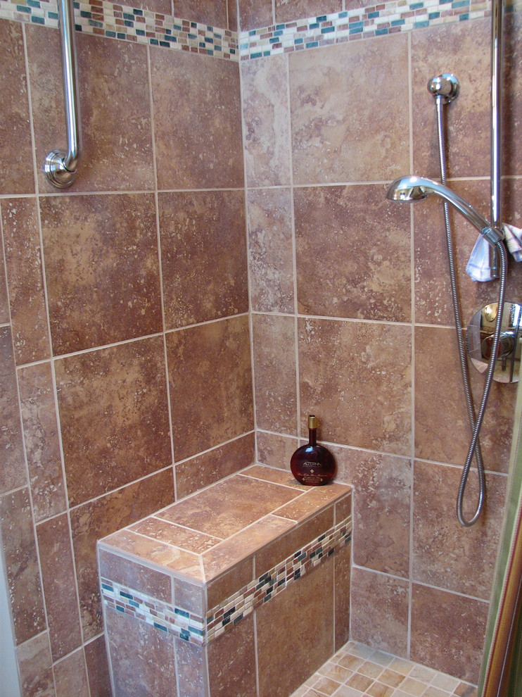 Idee per una stanza da bagno classica con doccia alcova, piastrelle blu, piastrelle rosa, piastrelle bianche e piastrelle a listelli