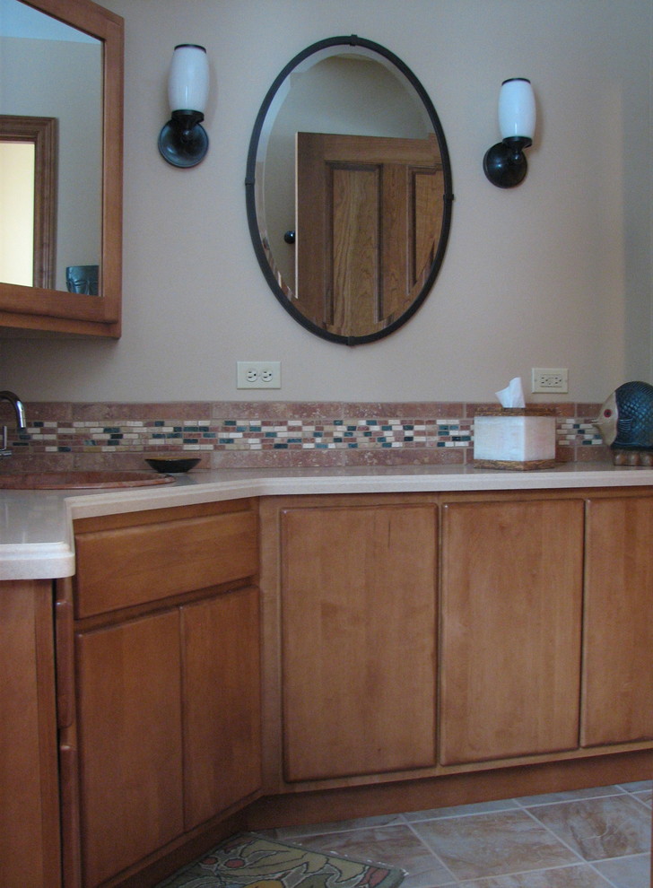 Foto di una stanza da bagno chic di medie dimensioni con piastrelle in ceramica, pavimento con piastrelle in ceramica, top in superficie solida, ante lisce, ante in legno scuro, piastrelle verdi, piastrelle rosse, pareti beige e lavabo da incasso