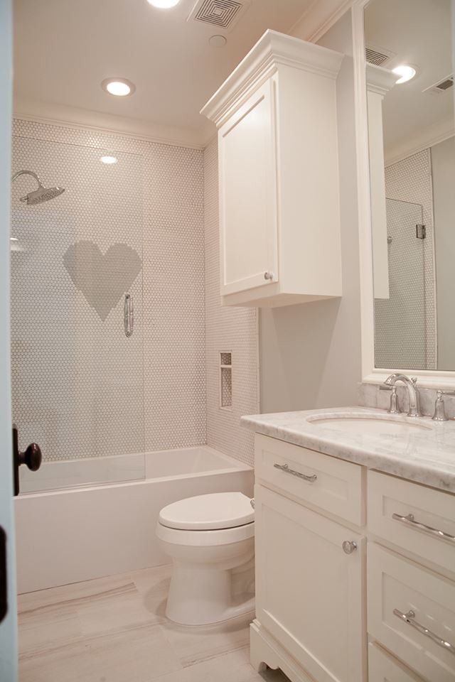 На фото: главная ванная комната среднего размера в современном стиле с фасадами с утопленной филенкой, белыми фасадами, накладной ванной, душем над ванной, раздельным унитазом, серыми стенами, полом из керамогранита, врезной раковиной, белым полом и открытым душем