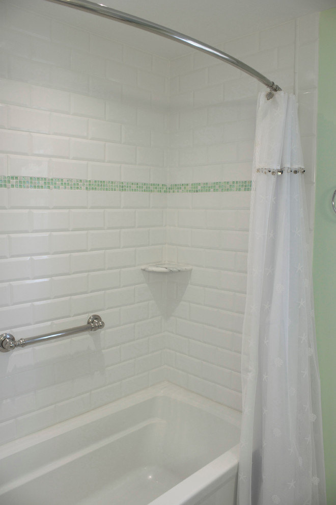 Idéer för att renovera ett mellanstort vintage badrum för barn, med luckor med upphöjd panel, vita skåp, ett platsbyggt badkar, en dusch/badkar-kombination, en toalettstol med hel cisternkåpa, vit kakel, porslinskakel, gröna väggar och klinkergolv i keramik