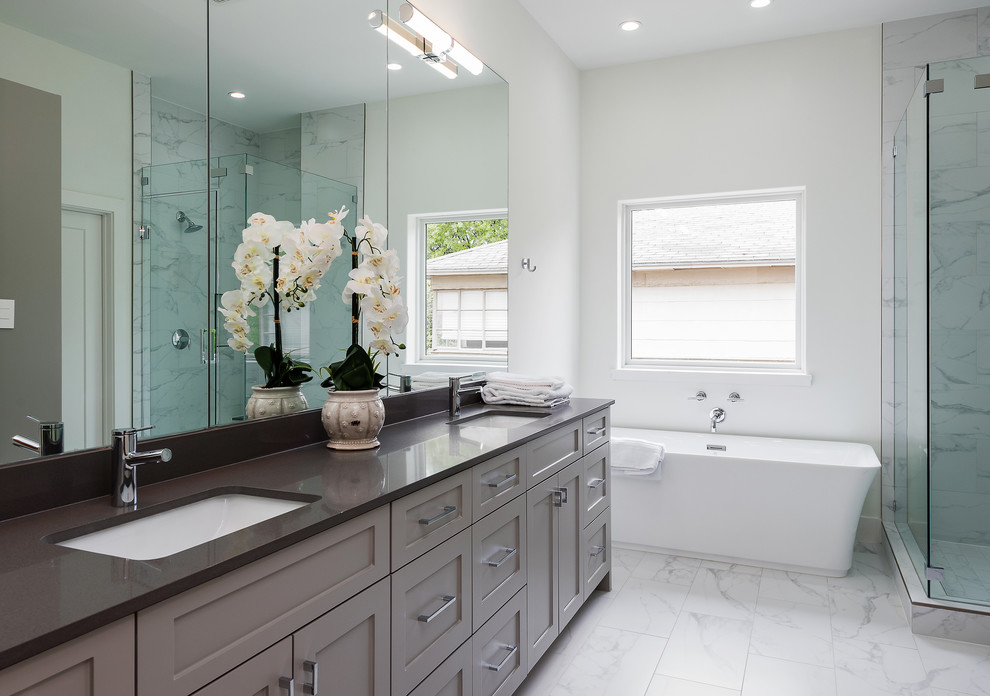 Inredning av ett klassiskt brun brunt en-suite badrum, med skåp i shakerstil, grå skåp, ett fristående badkar, en hörndusch, grå kakel, vit kakel, vita väggar, ett undermonterad handfat och vitt golv