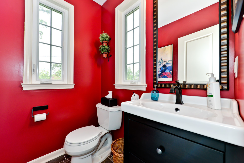Imagen de cuarto de baño clásico renovado con armarios tipo mueble, puertas de armario negras, baldosas y/o azulejos negros, paredes rojas y suelo de baldosas de porcelana
