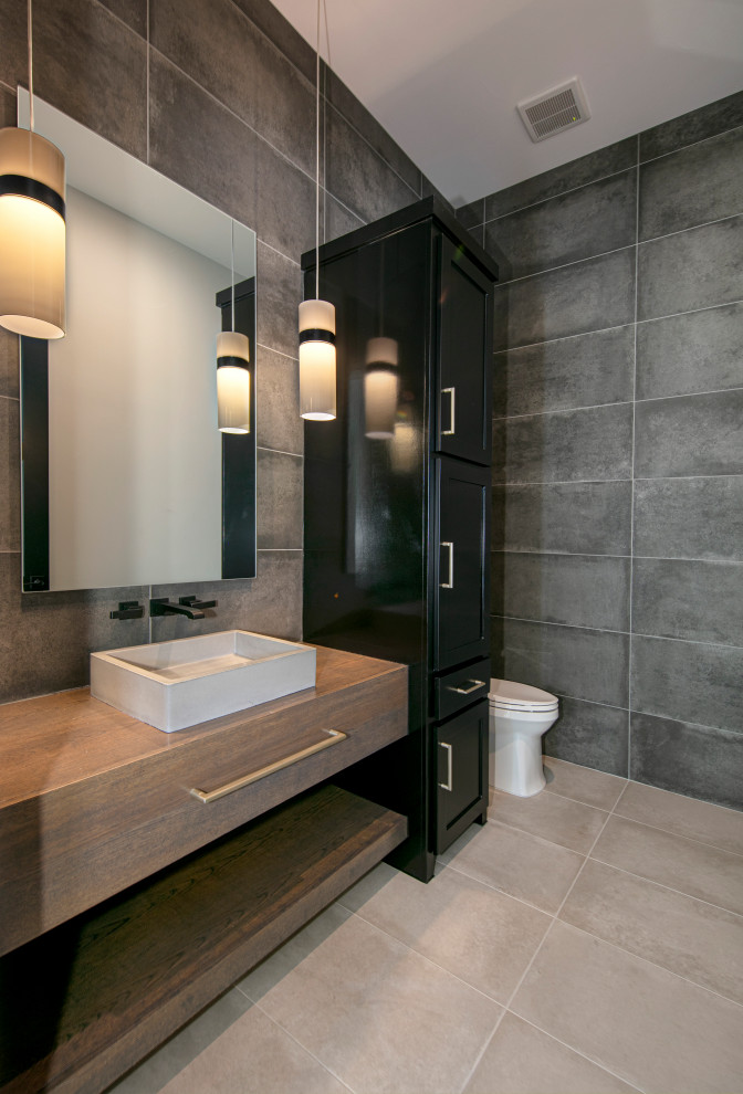 Идея дизайна: ванная комната среднего размера в современном стиле с белыми фасадами, отдельно стоящей ванной, двойным душем, мраморной плиткой, полом из керамической плитки, душевой кабиной, столешницей из известняка, разноцветным полом, черной столешницей, тумбой под одну раковину и встроенной тумбой
