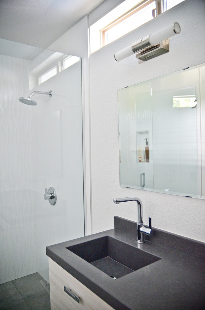 На фото: ванная комната среднего размера в стиле ретро с плоскими фасадами, светлыми деревянными фасадами, открытым душем, унитазом-моноблоком, белой плиткой, керамогранитной плиткой, серыми стенами, полом из керамогранита, душевой кабиной, монолитной раковиной, столешницей из гранита, серым полом и душем с распашными дверями с