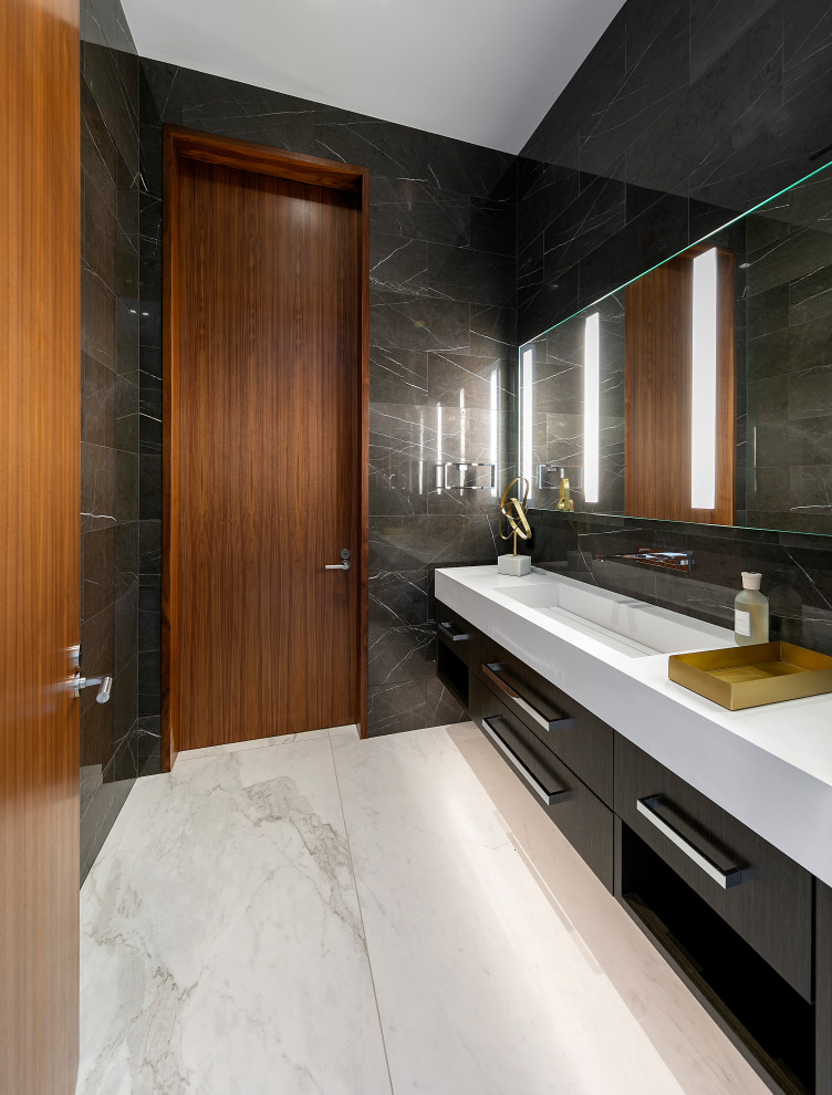 Idéer för ett stort modernt vit badrum med dusch, med släta luckor, svarta skåp, svart kakel, ett avlångt handfat och grått golv