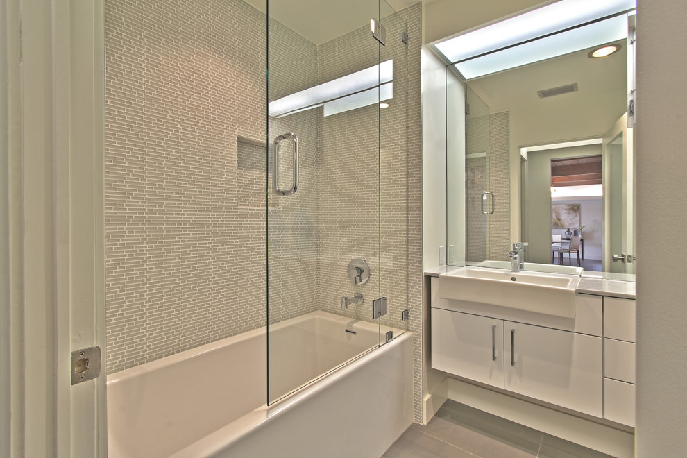 На фото: большая ванная комната в белых тонах с отделкой деревом в стиле ретро с плоскими фасадами, фасадами цвета дерева среднего тона, светлым паркетным полом, бежевым полом и балками на потолке