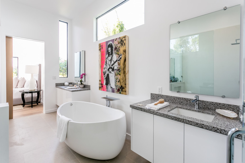 Idee per una stanza da bagno padronale minimal con ante lisce, ante bianche, vasca freestanding, pareti bianche e lavabo sottopiano