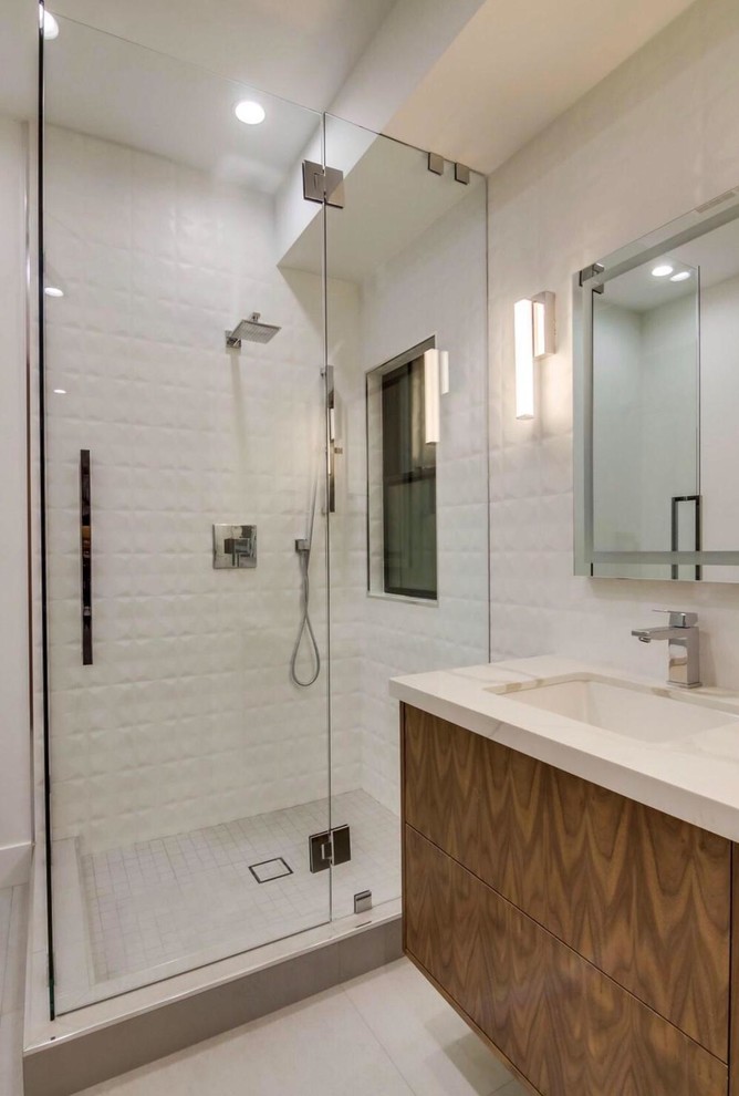 Inspiration för små moderna vitt badrum för barn, med vit kakel, vita väggar, klinkergolv i keramik, ett nedsänkt handfat, bänkskiva i kvarts, vitt golv och dusch med gångjärnsdörr