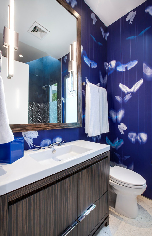 Idéer för ett stort modernt badrum med dusch, med travertin golv, släta luckor, skåp i mörkt trä, en toalettstol med hel cisternkåpa, beige kakel, keramikplattor, blå väggar, ett undermonterad handfat och bänkskiva i kalksten