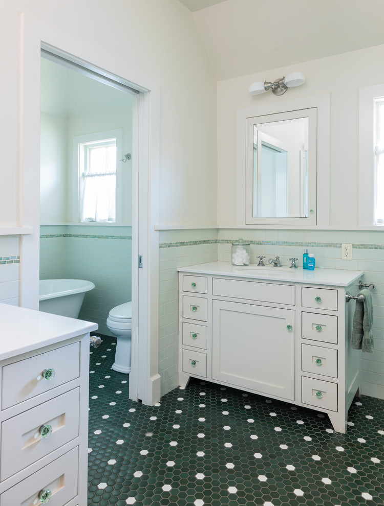 Свежая идея для дизайна: большая детская ванная комната в морском стиле с фасадами в стиле шейкер, белыми фасадами, отдельно стоящей ванной, раздельным унитазом, зеленой плиткой, керамической плиткой, белыми стенами, полом из керамогранита, врезной раковиной, столешницей из искусственного кварца и зеленым полом - отличное фото интерьера