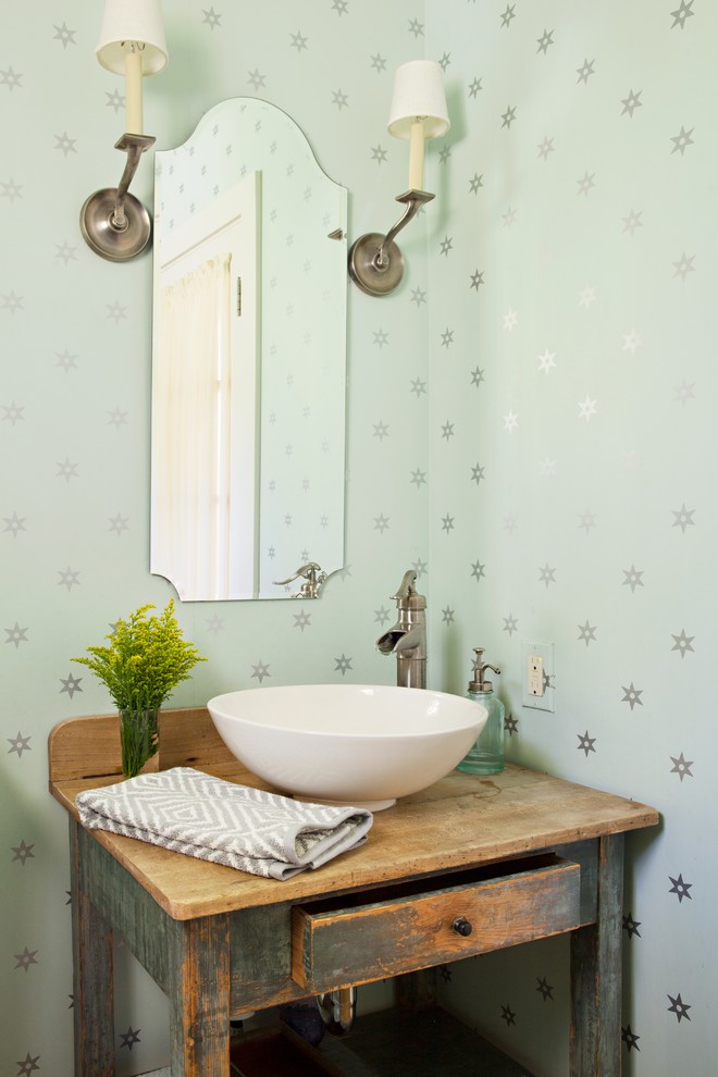 Idee per una grande stanza da bagno classica con lavabo a bacinella, consolle stile comò, ante in legno chiaro, pareti verdi e pavimento in legno massello medio