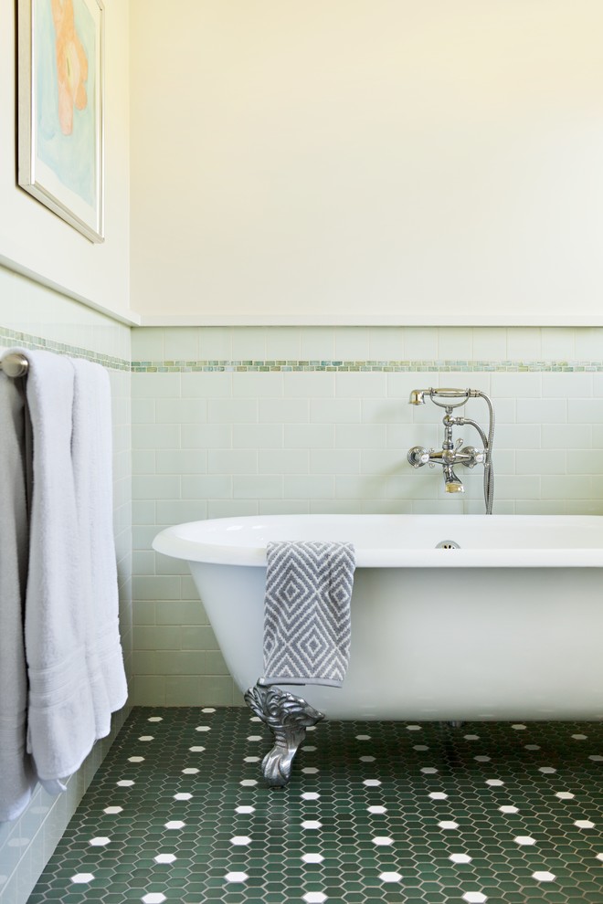 ロサンゼルスにある中くらいなトラディショナルスタイルのおしゃれな浴室 (猫足バスタブ、緑のタイル、セラミックタイル、白い壁、セラミックタイルの床) の写真