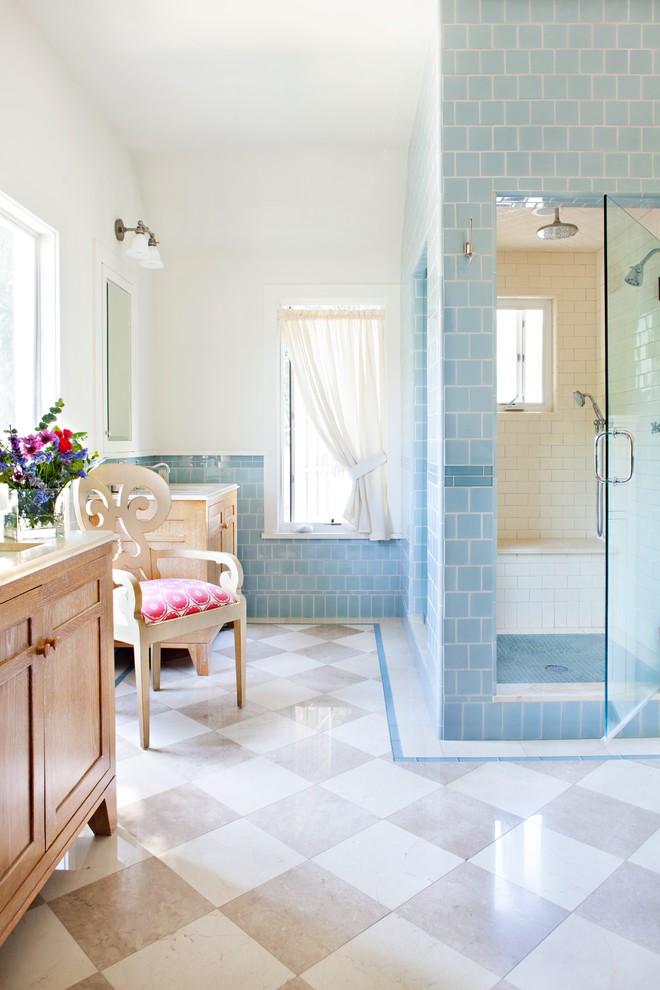 Réalisation d'une grande salle de bain principale tradition en bois clair avec un lavabo encastré, un placard à porte shaker, un plan de toilette en marbre, une douche double, un carrelage bleu, des carreaux de céramique, un mur blanc, un sol en calcaire et un sol beige.
