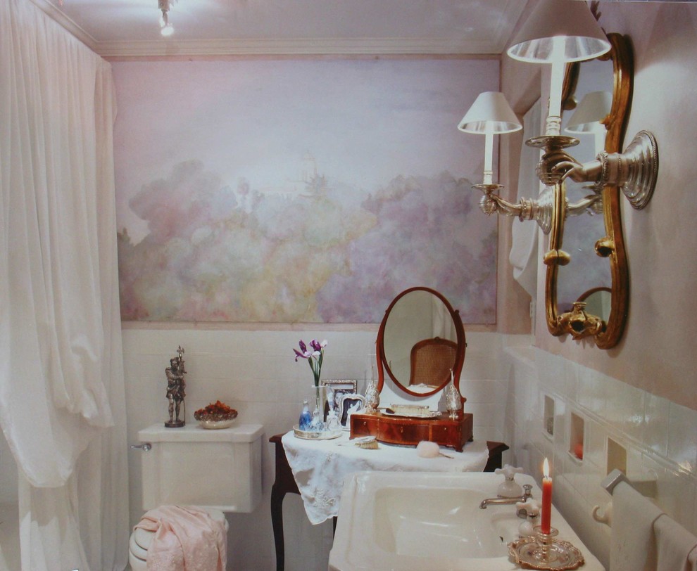 Réalisation d'une petite salle de bain tradition avec un lavabo de ferme, une baignoire en alcôve, un combiné douche/baignoire, WC séparés, un carrelage blanc, des carreaux de céramique, un mur rose et un sol en carrelage de porcelaine.