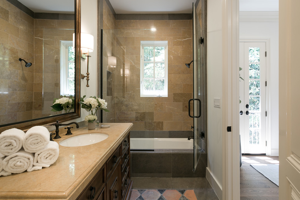 Стильный дизайн: ванная комната в средиземноморском стиле с белыми фасадами, полом из мозаичной плитки и душем с распашными дверями - последний тренд