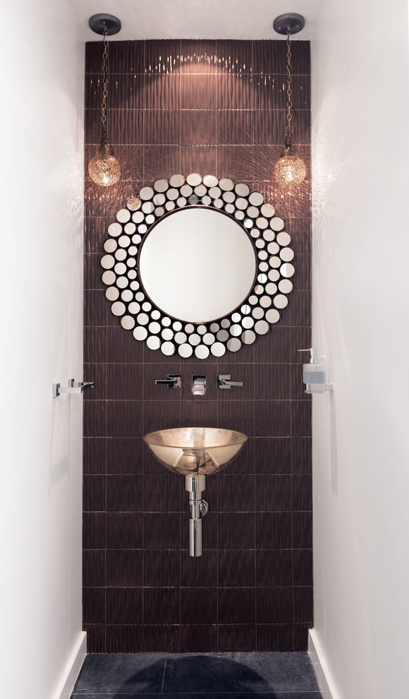 Пример оригинального дизайна: маленькая ванная комната в современном стиле с подвесной раковиной для на участке и в саду