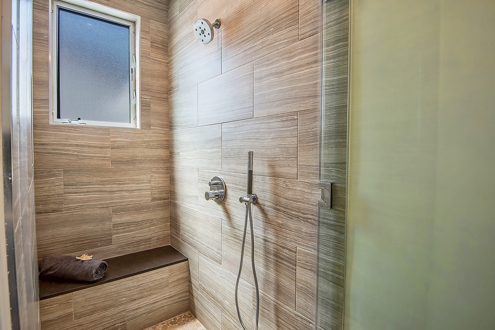 Inspiration för mellanstora moderna badrum med dusch, med släta luckor, skåp i mellenmörkt trä, en dusch i en alkov, en toalettstol med separat cisternkåpa, porslinskakel, klinkergolv i porslin, träbänkskiva, dusch med gångjärnsdörr, brun kakel, beige väggar och ett fristående handfat
