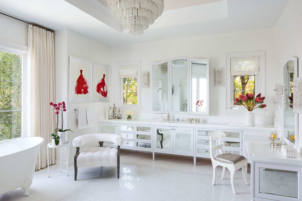 Diseño de cuarto de baño principal mediterráneo con puertas de armario blancas, bañera con patas, paredes blancas, lavabo bajoencimera, suelo blanco, encimeras blancas, bandeja y armarios con rebordes decorativos