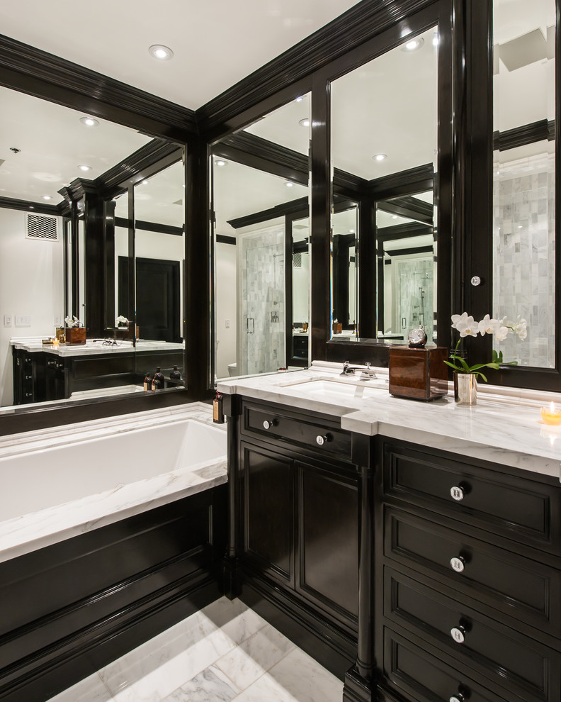 Diseño de cuarto de baño tradicional con paredes negras y puertas de armario negras