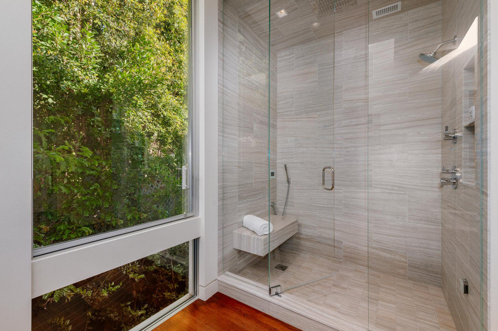 Geräumiges Modernes Badezimmer En Suite mit Nasszelle, braunem Holzboden, Falttür-Duschabtrennung und weißer Waschtischplatte in Los Angeles