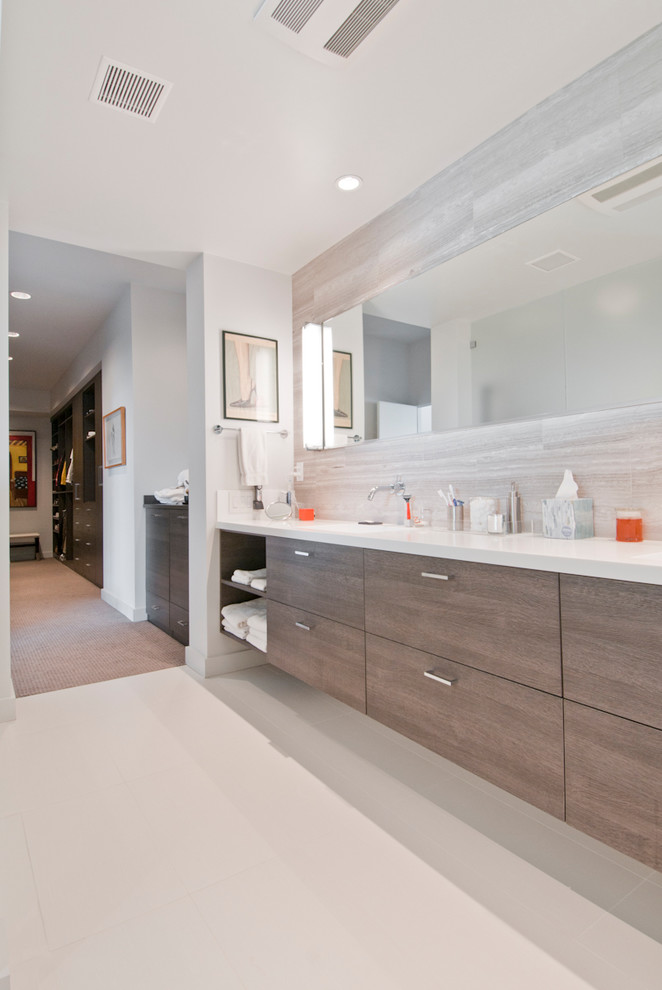 Идея дизайна: большая главная ванная комната в стиле модернизм с плоскими фасадами, коричневыми фасадами, открытым душем, серой плиткой, плиткой из известняка, белыми стенами, полом из керамогранита, врезной раковиной, бежевым полом и открытым душем