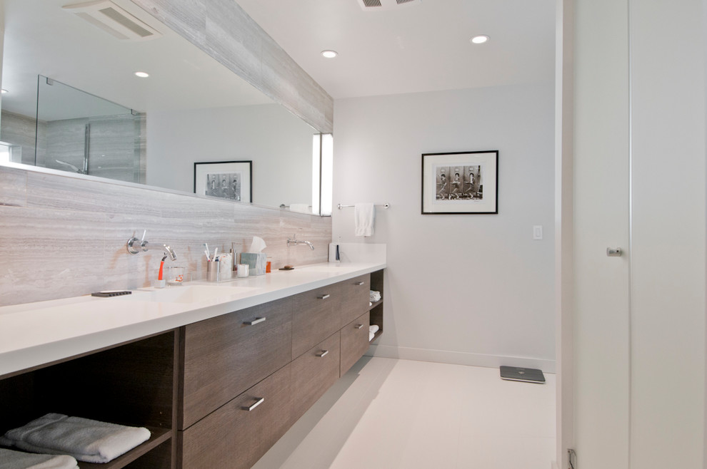 Idéer för ett stort modernt en-suite badrum, med släta luckor, bruna skåp, en öppen dusch, grå kakel, kakelplattor, vita väggar, klinkergolv i porslin, ett undermonterad handfat, beiget golv och med dusch som är öppen