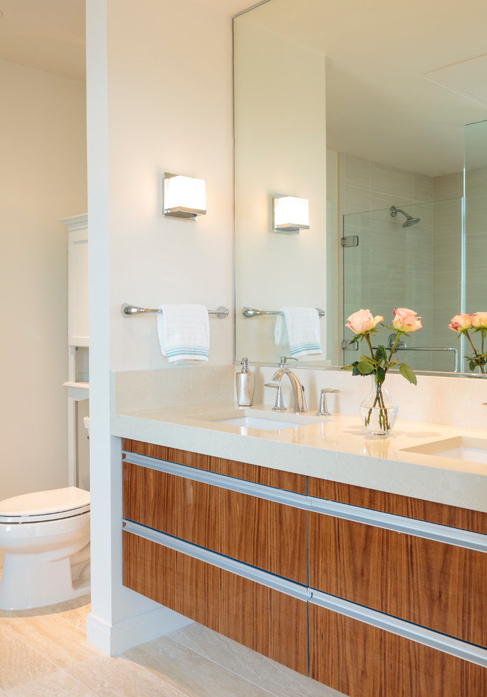 На фото: ванная комната в современном стиле с плоскими фасадами, фасадами цвета дерева среднего тона, белыми стенами, врезной раковиной, столешницей из кварцита и бежевым полом